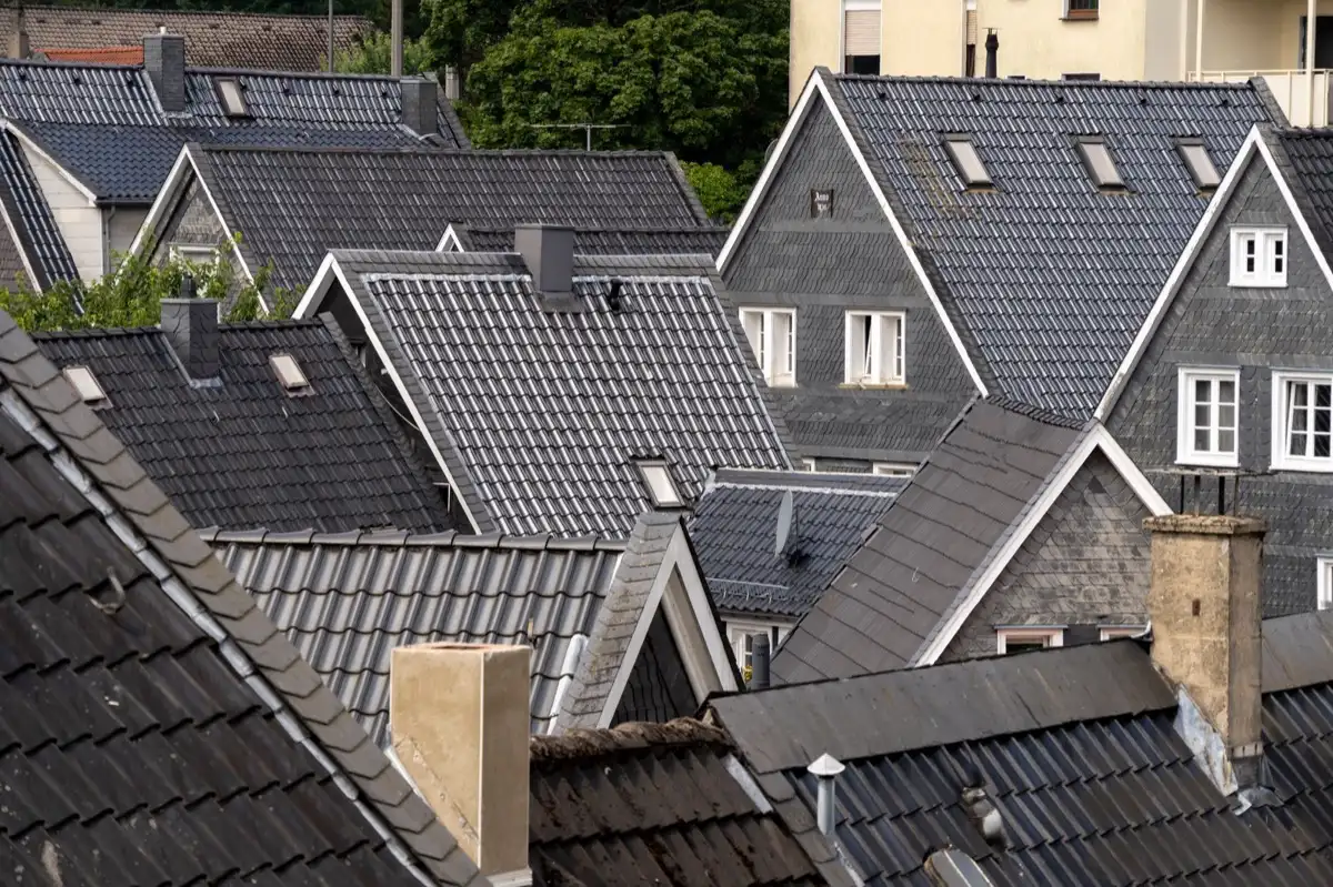 Steep roof eaves and gutter lines on houses in Stephenville, TX